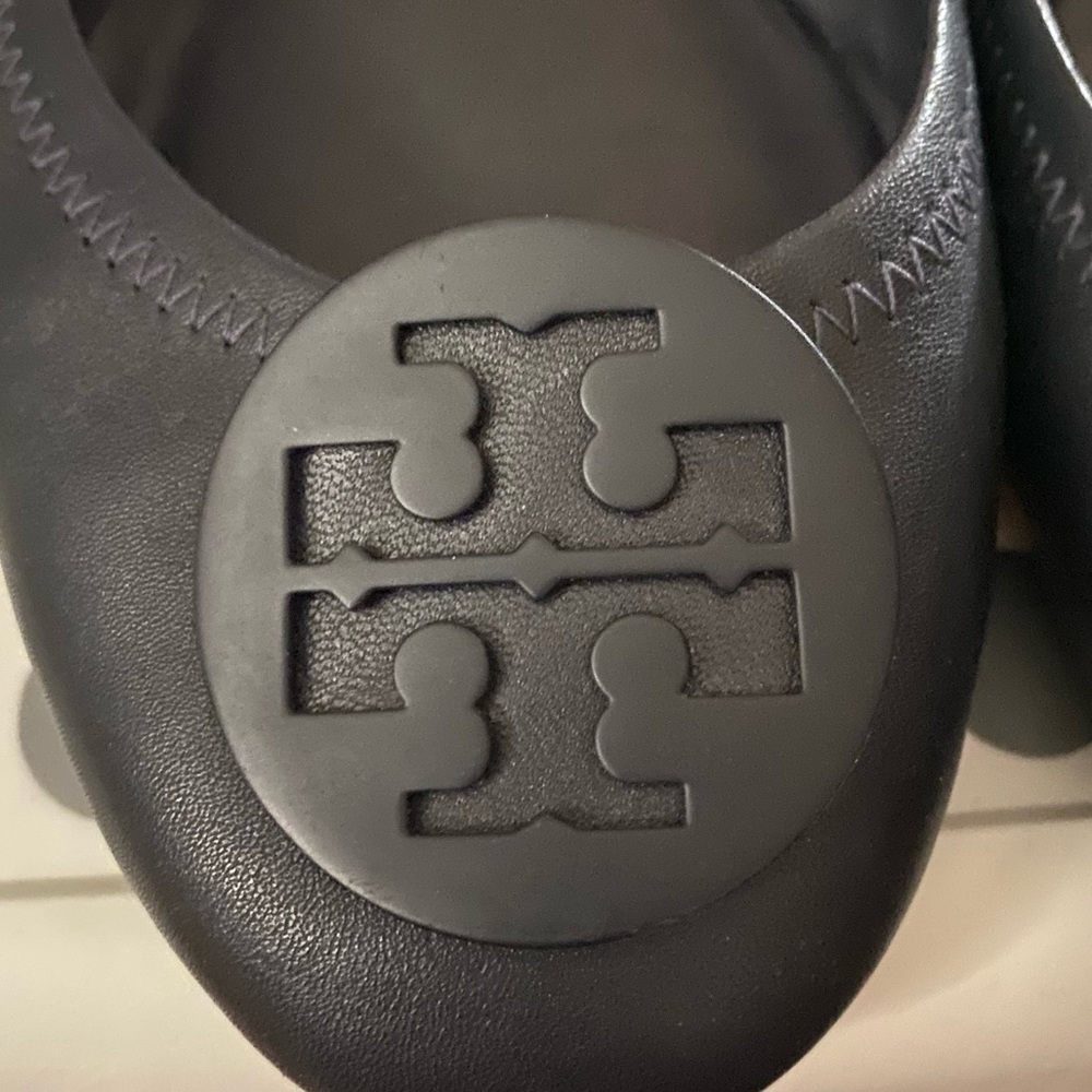 Tory Burch ballet flats in Tory Navy💙